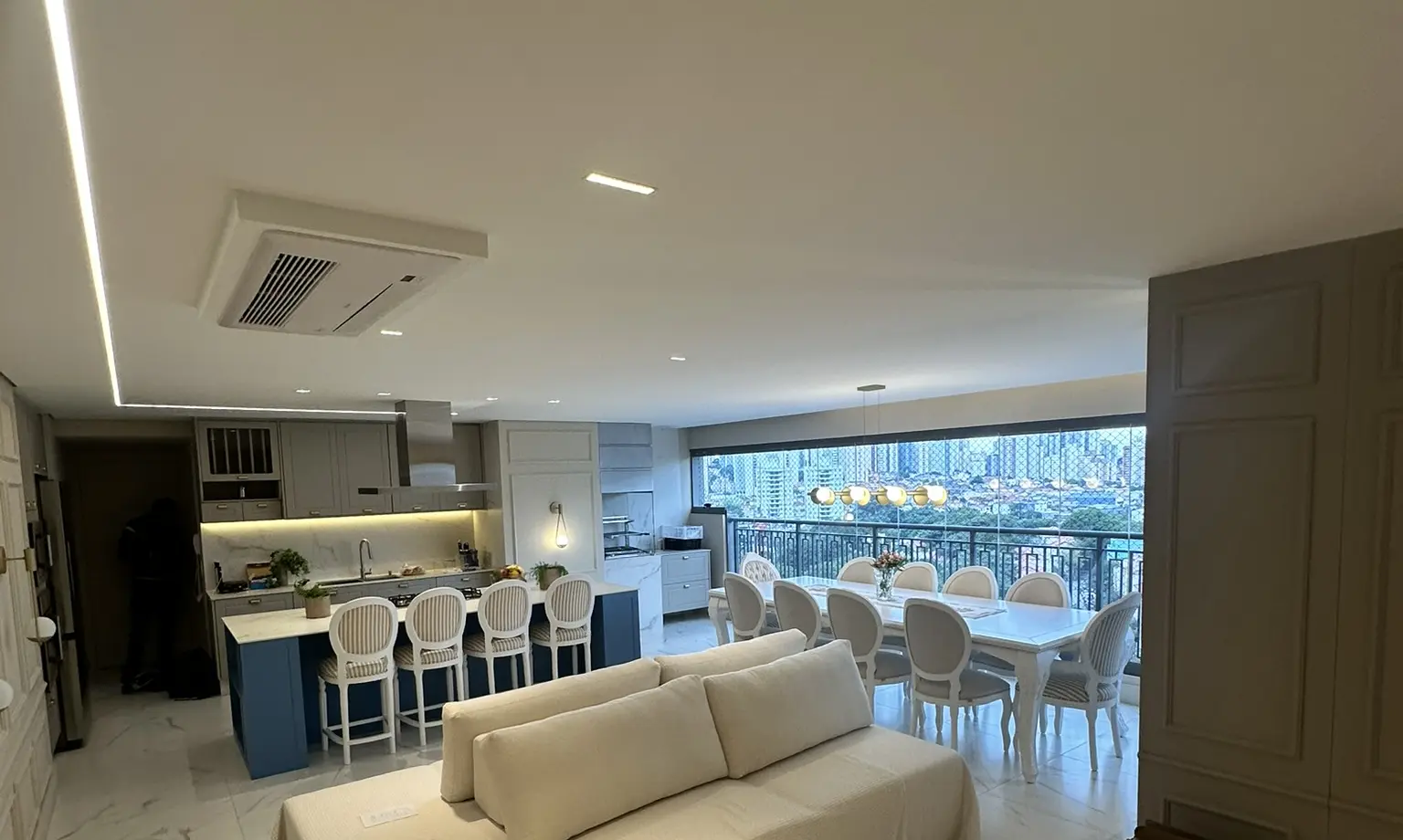 Ambiente residencial com ar-condicionado cassete integrado ao forro